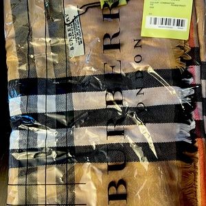 Never worn Cashmere Burberry scarf